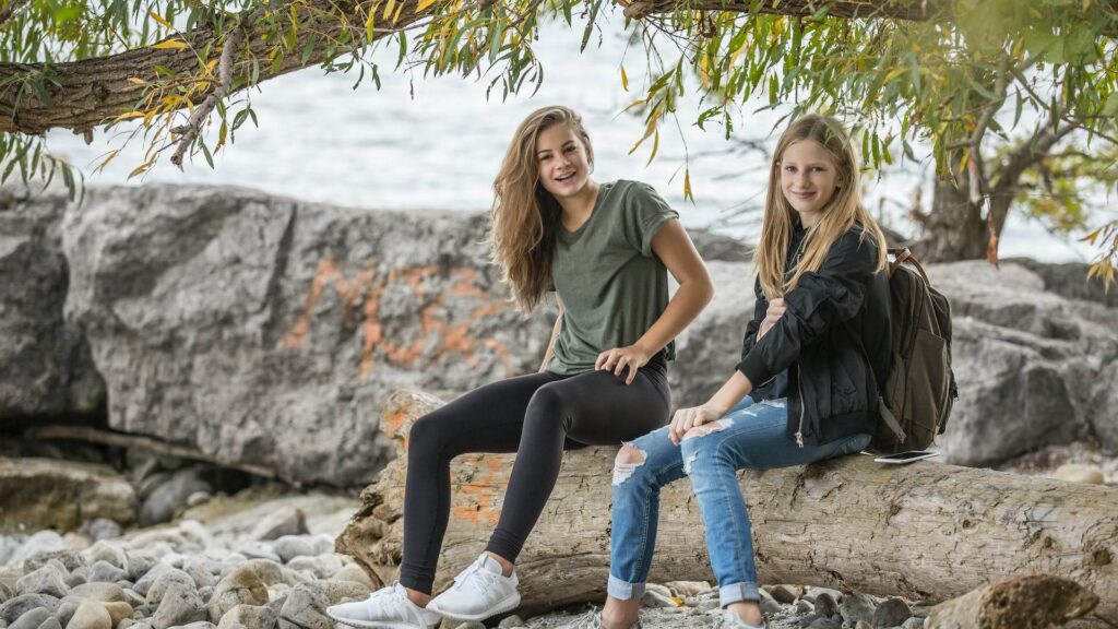 To teenagers på lejrskole.