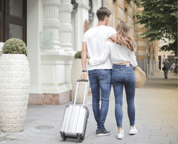 To rejsende med baggage